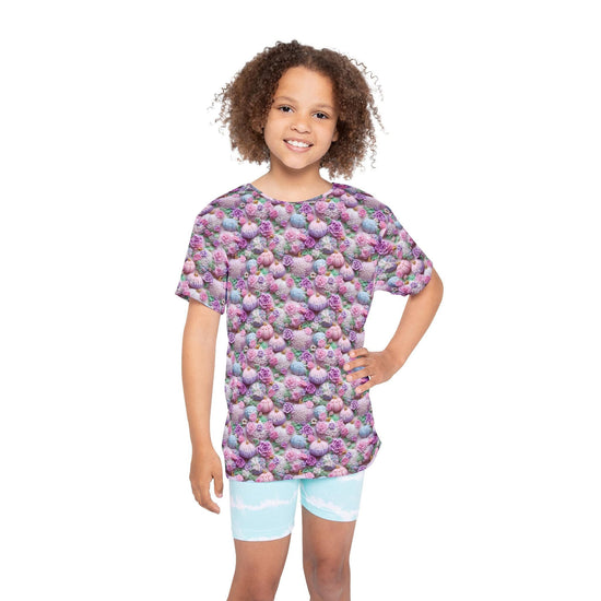 Camiseta deportiva infantil con estampado floral divertido para jóvenes atletas, perfecta para cumpleaños, eventos deportivos o salidas informales.